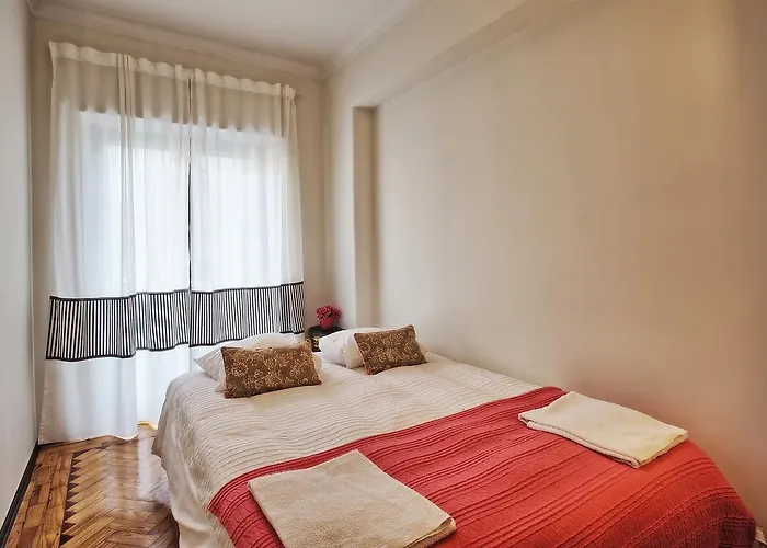 Apolonia 3e Five Bedrooms Лісабон